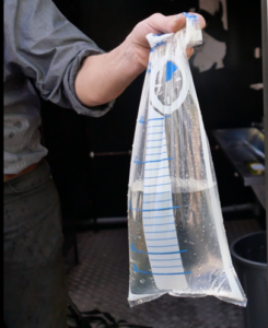 Checkt euren Wasserverbrauch am Waschbecken, indem ihr 10s. Wasser in einen Messbecher laufen lasst. Multipliziert die ml mit 6 und erhaltet so den Wasserdurchfluss pro Minute.